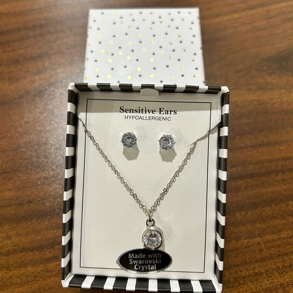 Swarovski Elements Earring & Necklace Boxed Set - Picture 2 of 5